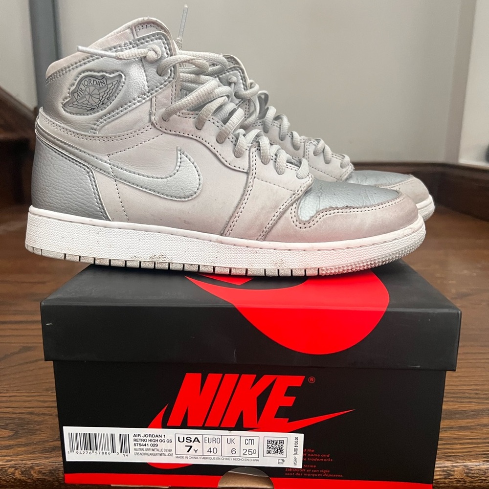 NIKE AIR JORDAN 1 RETRO HIGH OG GS GREY/METALLIC SILVER SIZE 7Y (women’s 8.5)